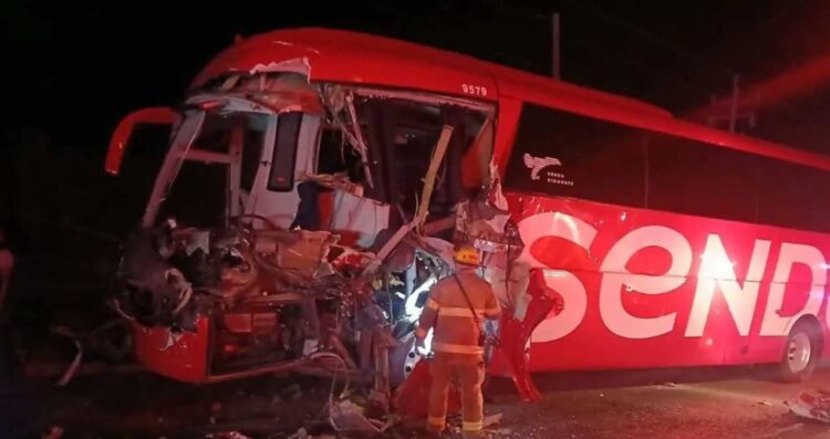 Autobús con pacientes del IMSS choca contra tráiler y deja lesionados en Linares, Nuevo León