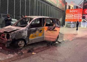 Automóvil queda consumido por un incendio en el centro de Guadalupe, Nuevo León