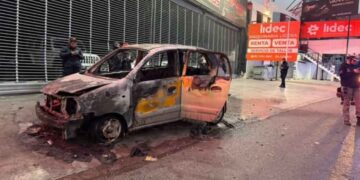 Automóvil queda consumido por un incendio en el centro de Guadalupe, Nuevo León
