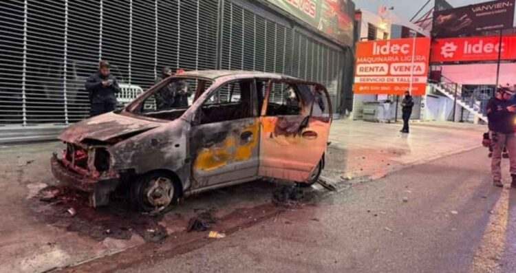 Automóvil queda consumido por un incendio en el centro de Guadalupe, Nuevo León