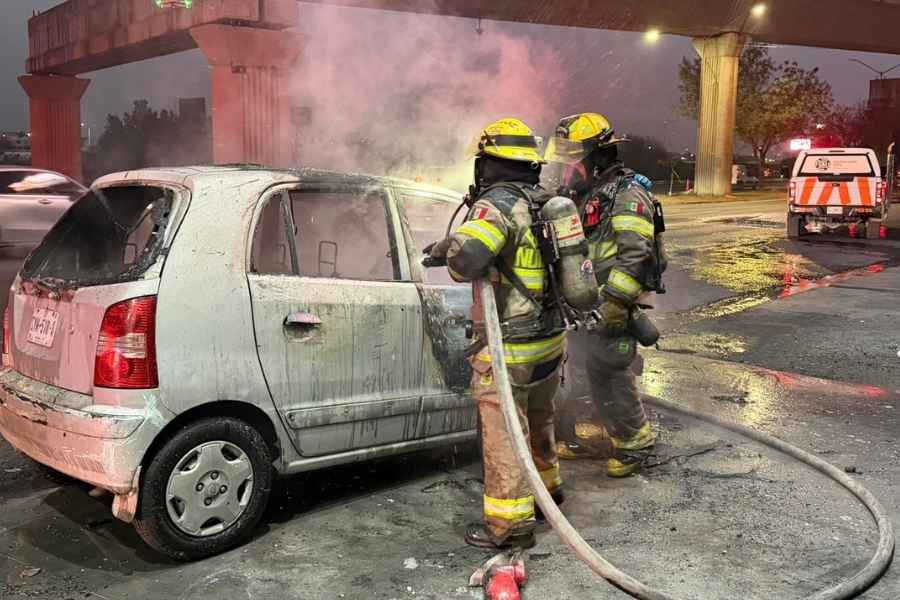 Automóvil queda consumido por un incendio en el centro de Guadalupe, Nuevo León