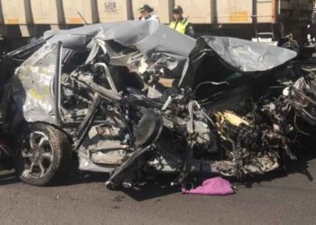 Automóvil termina prensado tras chocar contra tren en la Ciudad de México