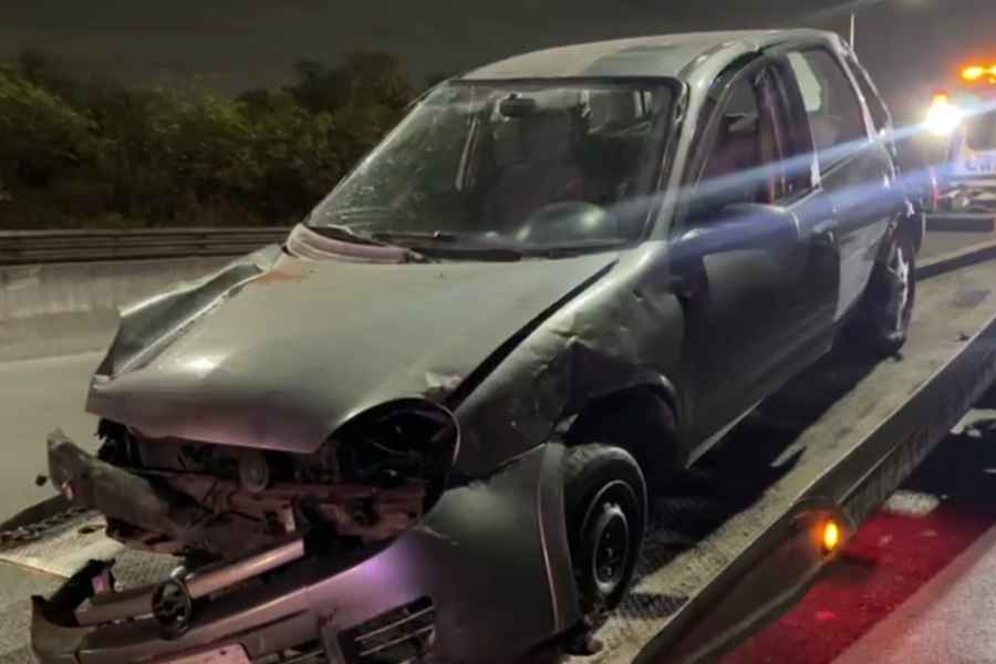 Automovilista en presunto estado de ebriedad vuelca en Avenida Rangel Frías en Monterrey, NL