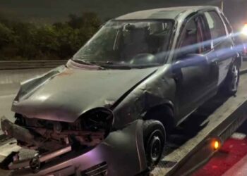 Automovilista en presunto estado de ebriedad vuelca en Avenida Rangel Frías en Monterrey, NL