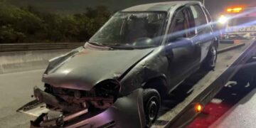 Automovilista en presunto estado de ebriedad vuelca en Avenida Rangel Frías en Monterrey, NL