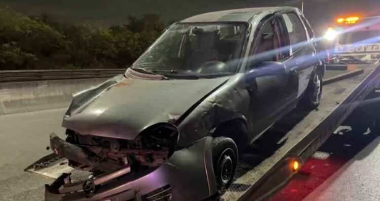 Automovilista en presunto estado de ebriedad vuelca en Avenida Rangel Frías en Monterrey, NL