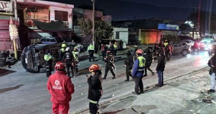 Automovilista provoca doble volcadura tras dormitar en Monterrey, NL