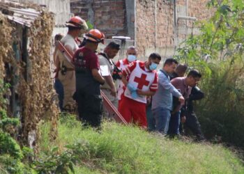 Autoridades localizaron el cuerpo de un hombre en un canal de aguas negras de Tlaquepaque, Jalisco