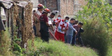 Autoridades localizaron el cuerpo de un hombre en un canal de aguas negras de Tlaquepaque, Jalisco