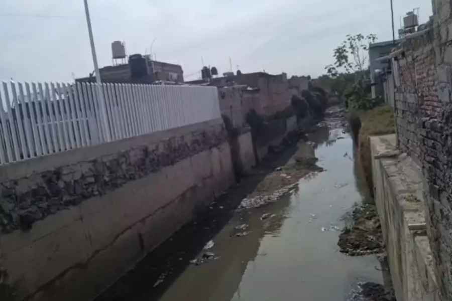 Autoridades localizaron el cuerpo de un hombre en un canal de aguas negras de Tlaquepaque, Jalisco