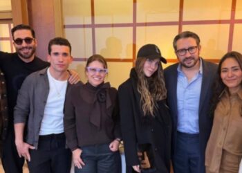 Belinda se reune con el elenco de “Carlota” en España