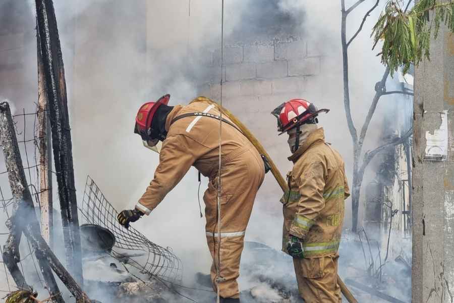 Bomberos sofocan incendio en Victoria (1)