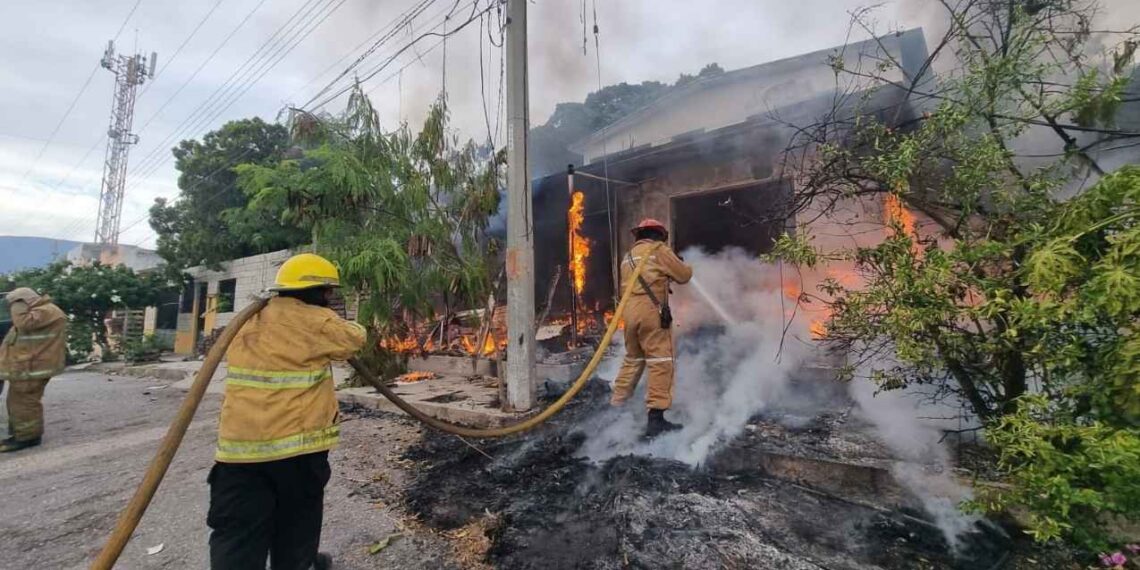Bomberos sofocan incendio en Victoria