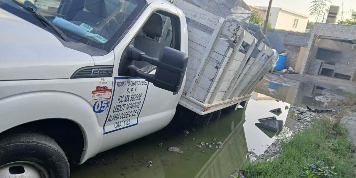Camión de materiales cae en bache de la colonia Buenavista, Matamoros, Tamaulipas