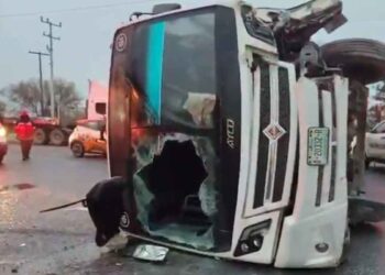 Camión de personal vuelca y deja seis lesionados en Pesquería, Nuevo León