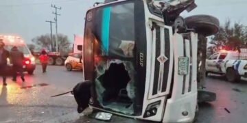 Camión de personal vuelca y deja seis lesionados en Pesquería, Nuevo León
