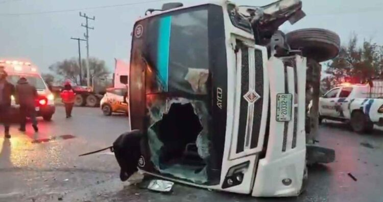 Camión de personal vuelca y deja seis lesionados en Pesquería, Nuevo León