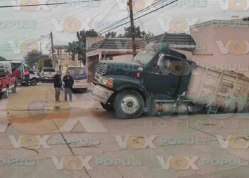 Camión de volteo cae en socavón en Ciudad Madero, Tamaulipas