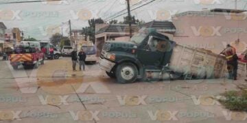 Camión de volteo cae en socavón en Ciudad Madero, Tamaulipas