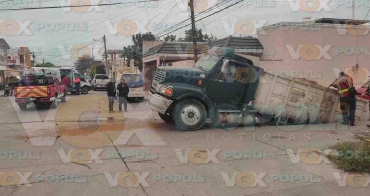Camión de volteo cae en socavón en Ciudad Madero, Tamaulipas