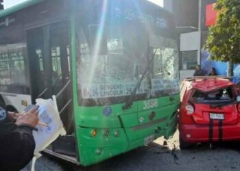 Camión urbano colisiona contra camioneta y deja un lesionado en Monterrey, NL