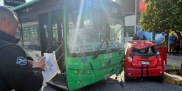 Camión urbano colisiona contra camioneta y deja un lesionado en Monterrey, NL