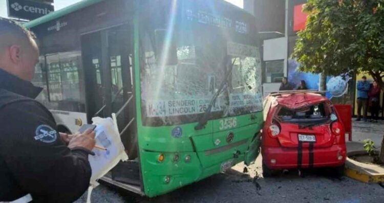 Camión urbano colisiona contra camioneta y deja un lesionado en Monterrey, NL
