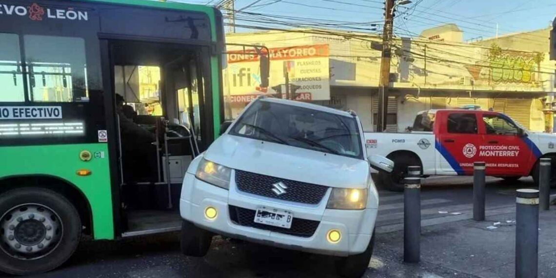 mujer hija camión urbano Monterrey