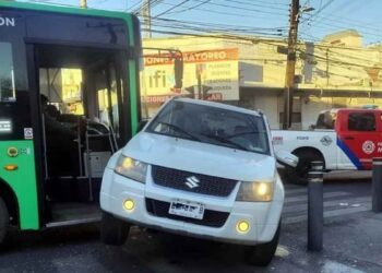 mujer hija camión urbano Monterrey