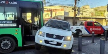 mujer hija camión urbano Monterrey