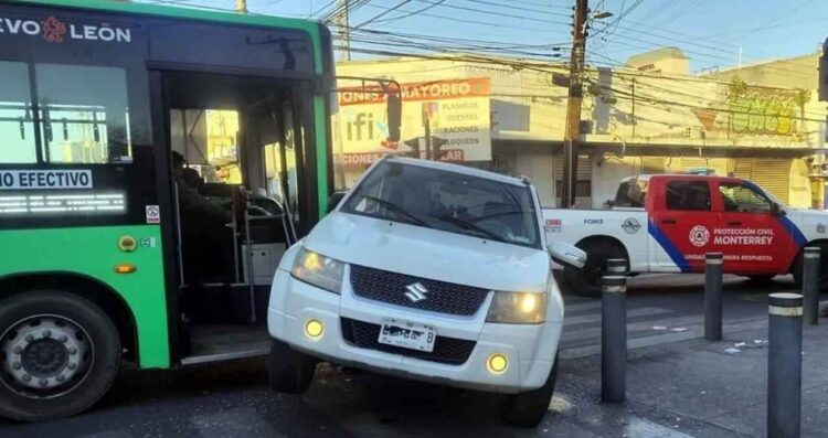 mujer hija camión urbano Monterrey