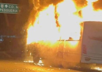 Camión urbano se incendia mientras circulaba en Pesquería, Nuevo León