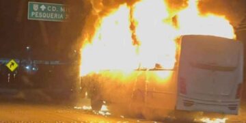 Camión urbano se incendia mientras circulaba en Pesquería, Nuevo León