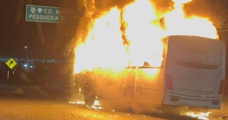 Camión urbano se incendia mientras circulaba en Pesquería, Nuevo León