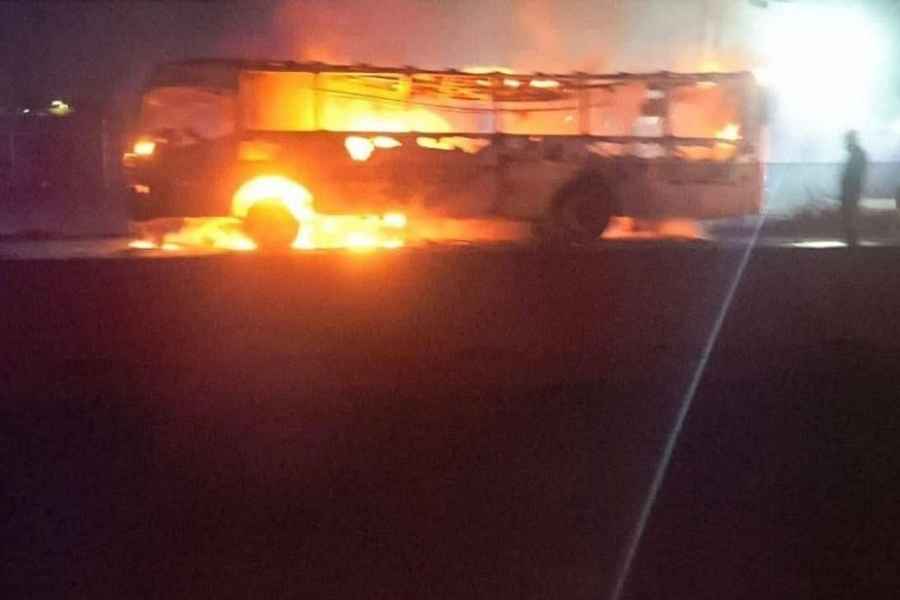 Camión urbano se incendia mientras circulaba en Pesquería, Nuevo León