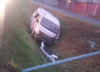 Camioneta de personal choca contra poste y deja un lesionado en Salinas Victoria, Nuevo León