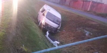 Camioneta de personal choca contra poste y deja un lesionado en Salinas Victoria, Nuevo León