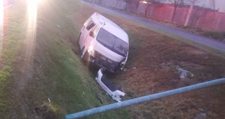 Camioneta de personal choca contra poste y deja un lesionado en Salinas Victoria, Nuevo León