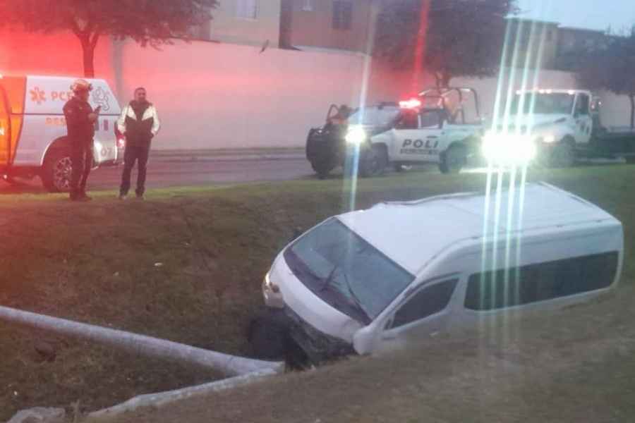 Camioneta de personal choca contra poste y deja un lesionado en Salinas Victoria, Nuevo León
