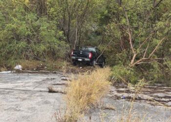 Camioneta derrapa y cae al Río Santa Catarina, en Monterrey, Nuevo León