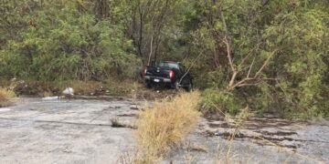 Camioneta derrapa y cae al Río Santa Catarina, en Monterrey, Nuevo León