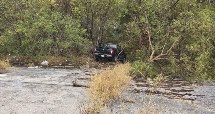 Camioneta derrapa y cae al Río Santa Catarina, en Monterrey, Nuevo León
