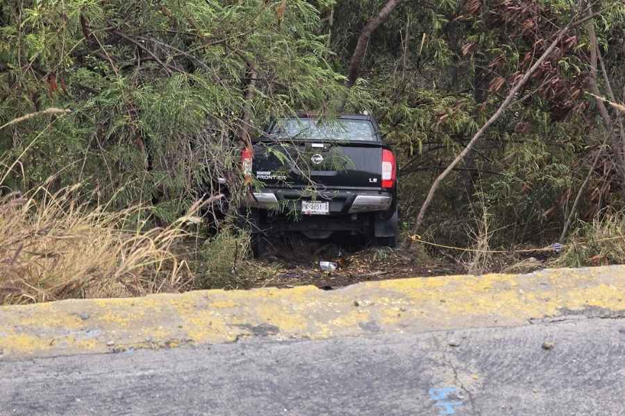 Camioneta derrapa y cae al Río Santa Catarina, en Monterrey, Nuevo León