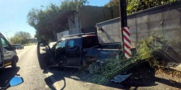 camioneta impactar autos Carretera Nacional