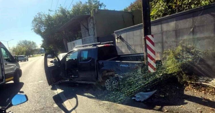 camioneta impactar autos Carretera Nacional