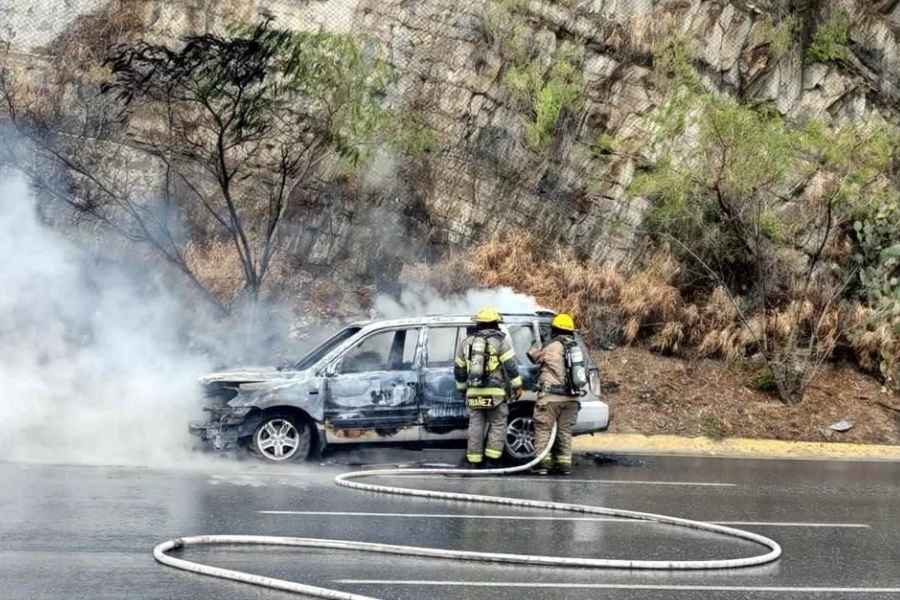 Camioneta se incendia aparentemente por un cortocircuito en San Pedro, NL