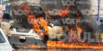 Camioneta se incendia en la Avenida Primero de Mayo de Ciudad Madero, Tamaulipas