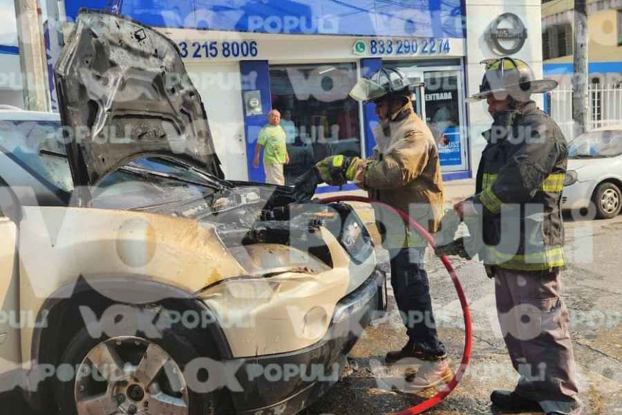 Camioneta se incendia en la Avenida Primero de Mayo de Ciudad Madero, Tamaulipas
