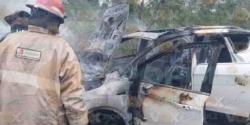 Camioneta se incendia en la carretera Tampico-Mante en Altamira Tamaulipas