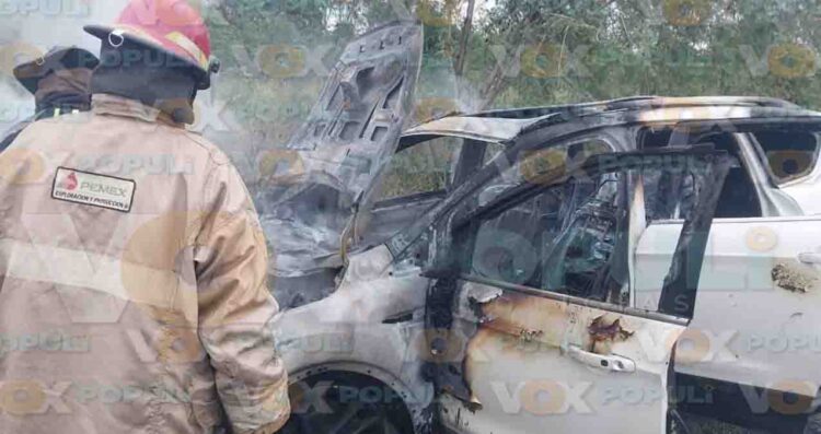 Camioneta se incendia en la carretera Tampico-Mante en Altamira Tamaulipas